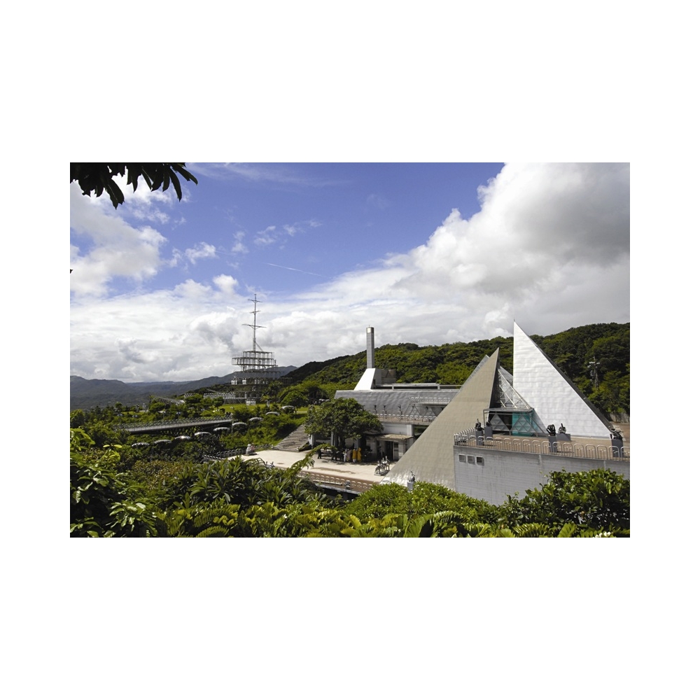 朱銘美術館（Juming Museum）由藝術家朱銘 （Ju ming）於1999年9月19日正式成立，是台灣最大的戶外美術館，座落在新北市金山區西勢湖。原址本是朱銘用來放置大型雕塑作品之地，而後作品漸多，朱銘乃萌生創建美術館的念頭。整座美術館的設計、建造共耗費12年。為大台北地區重要的美術館之一。「朱銘美術館」是一座與大自然完全融合的美術館，整個館區並不像是一般人所想像的室內展示館，反而更像是一座經綠化過後景致優美的公園。朱銘的創作最有名的是